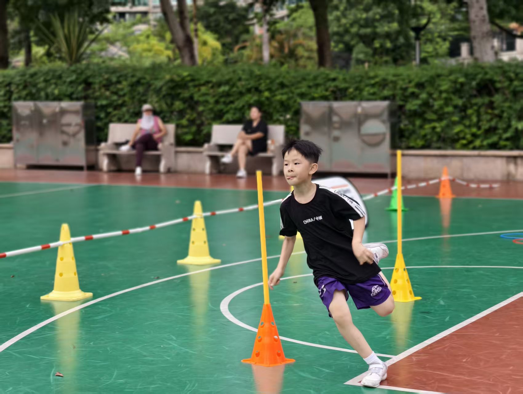 历史训练照片,一名参与者在锥桶和竖立标志杆之间跑动